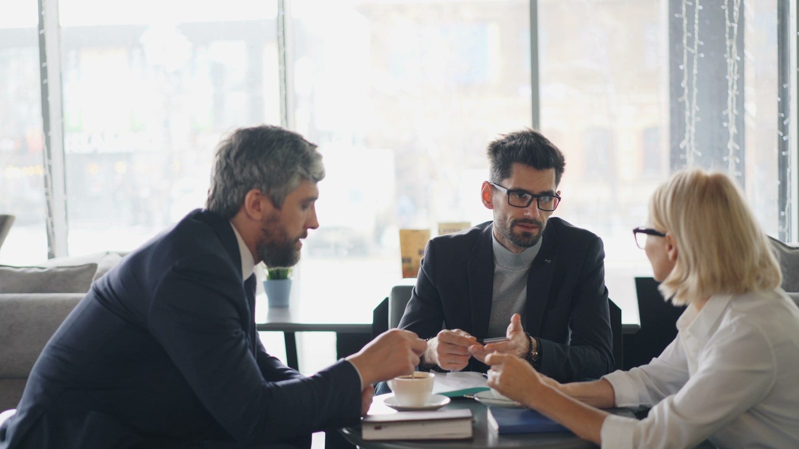 Reunião de consultoria jurídica em ambiente profissional