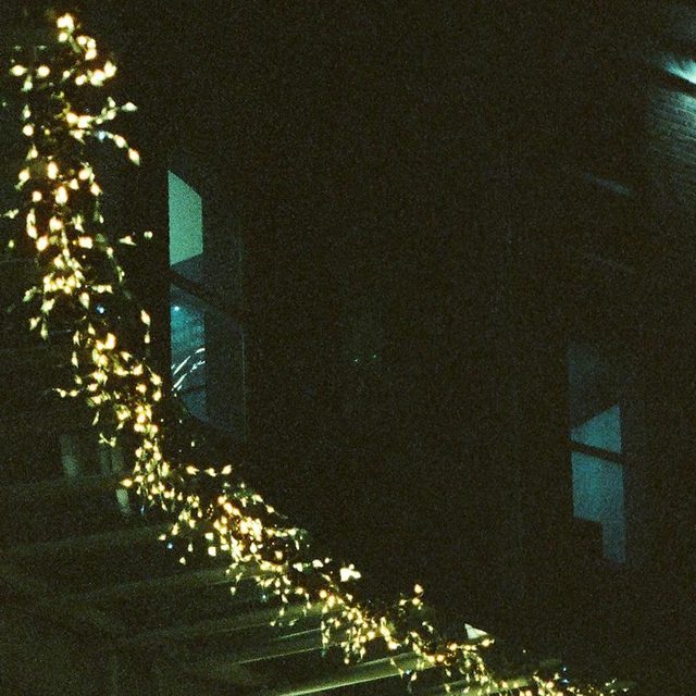Fachada iluminada à noite