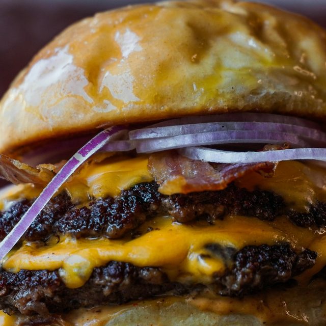 Smash burger com queijo derretido