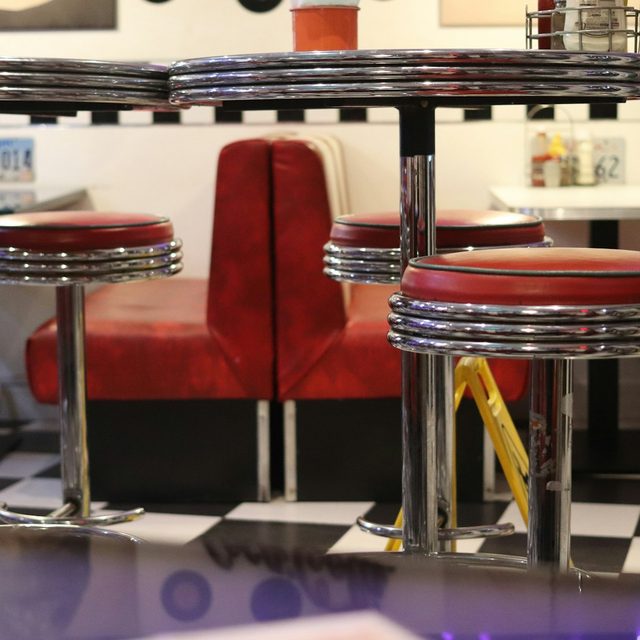 Bancos de vinil vermelho estilo diner