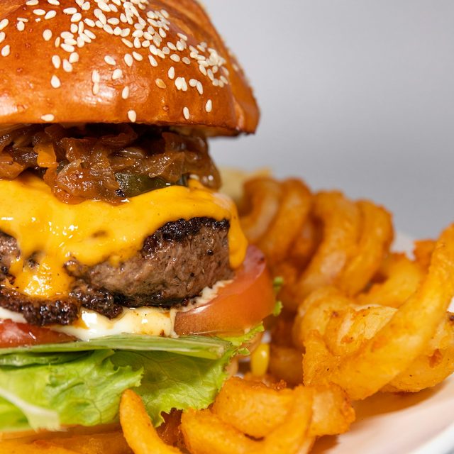 Burger clássico com batata frita