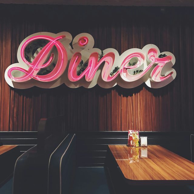Corredor do diner com neon
