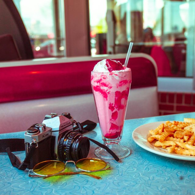 Milkshake rosa estilo retrô