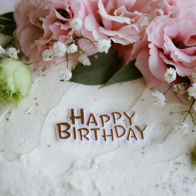 Bolo de aniversário decorado com flores