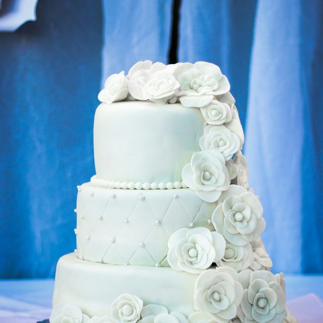 Bolo de casamento em camadas com flores