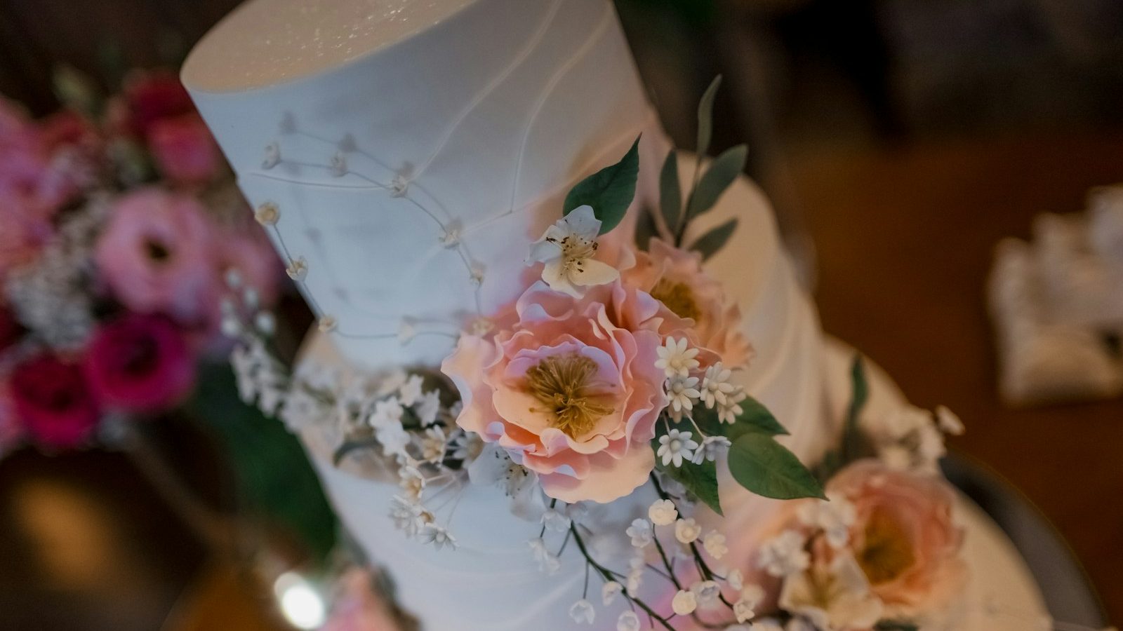 Detalhe de bolo de casamento com flores de açúcar