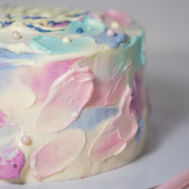 Bolo com textura e cores pastel