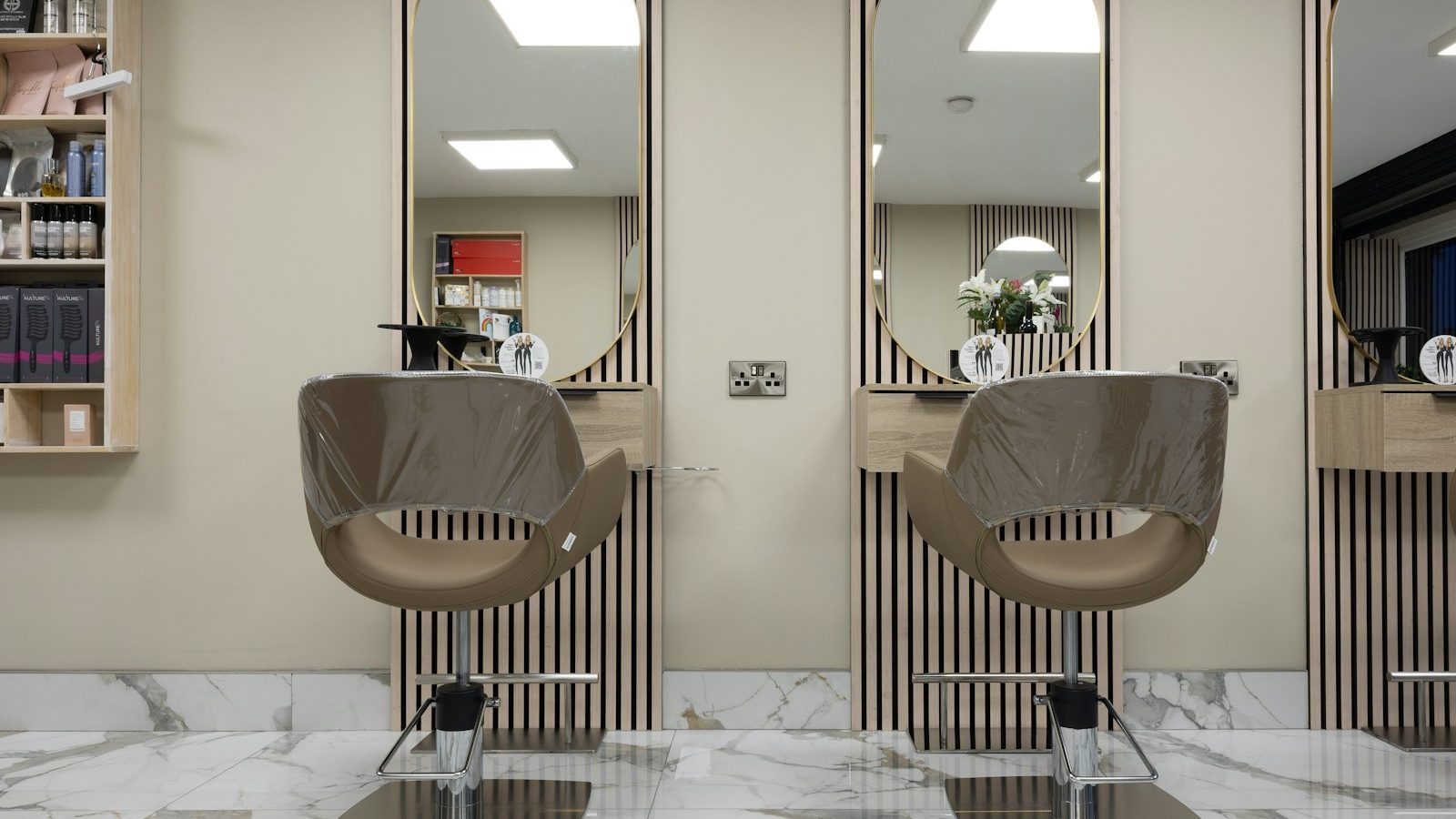 Interior elegante do salão com cadeiras e espelhos dourados