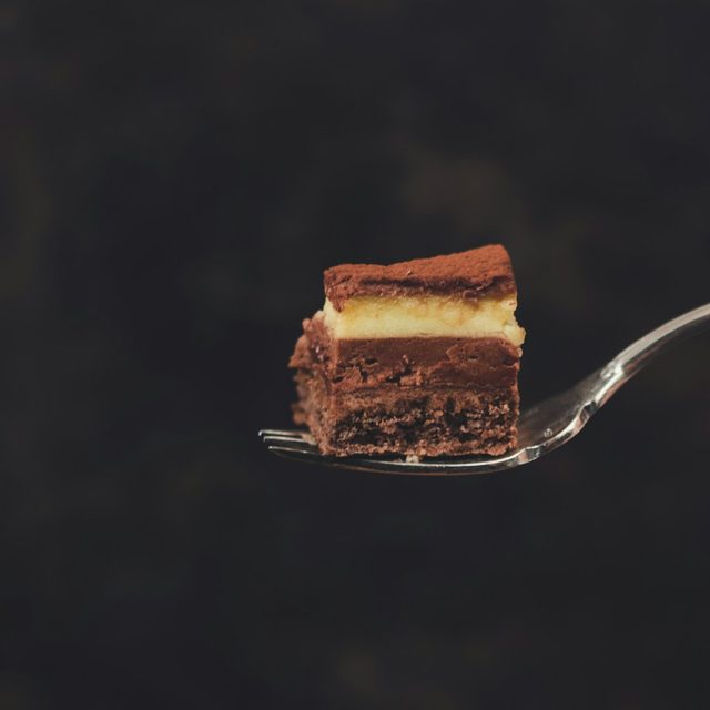 Fatia de bolo de chocolate elegante