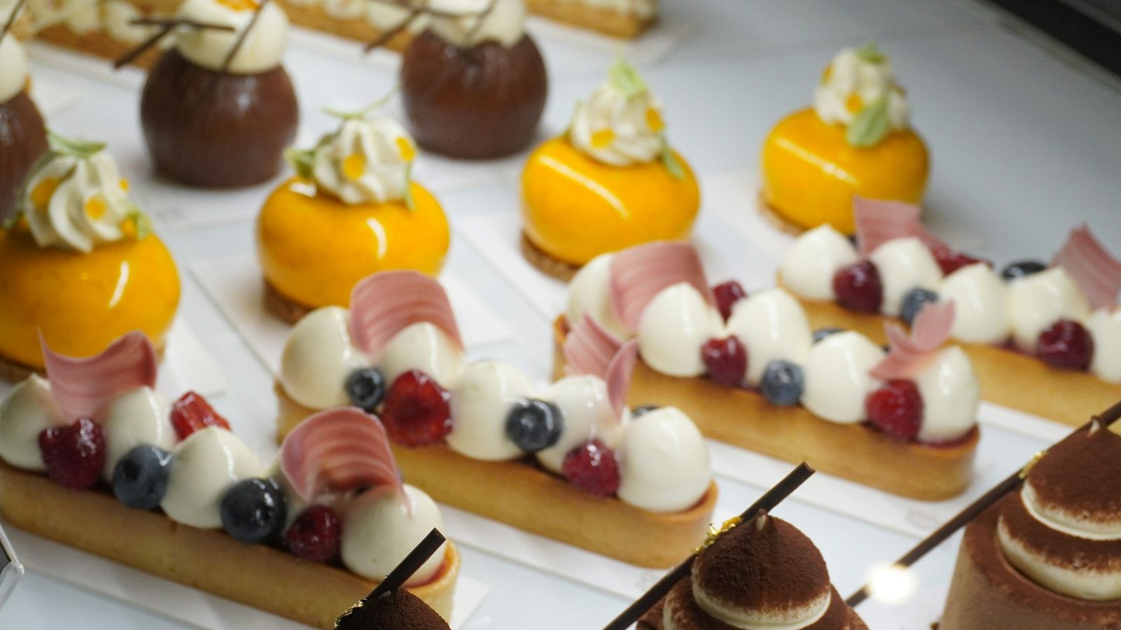Vitrine de confeitaria fina com tortas de frutas e doces franceses