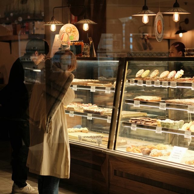 Vitrine da confeitaria com doces coloridos