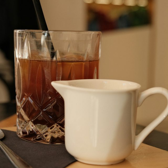 Café gelado servido numa mesa de madeira