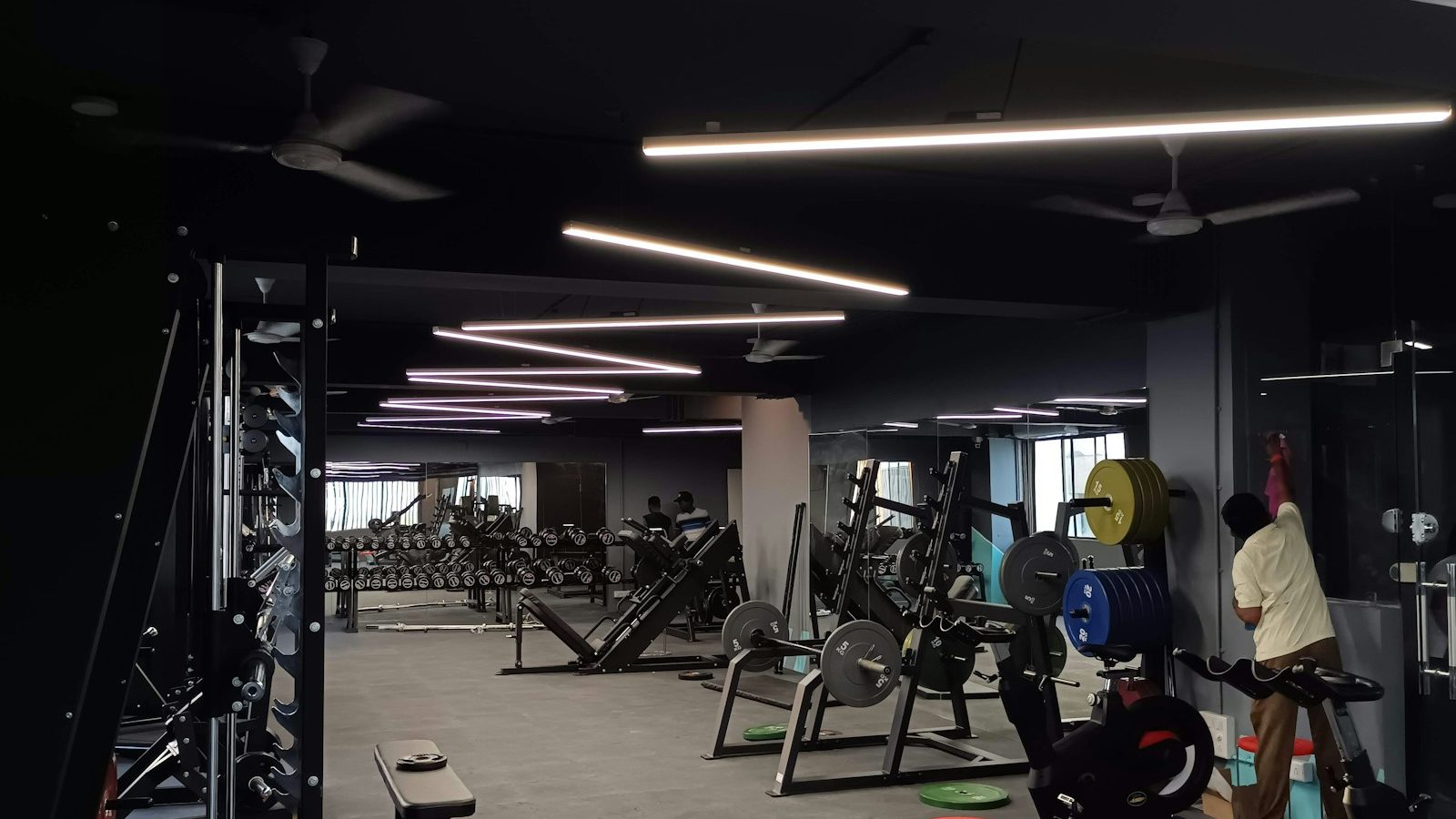Interior industrial e moderno da academia com pesos