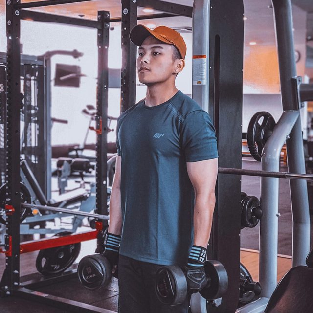 Personal trainer orientando aluno
