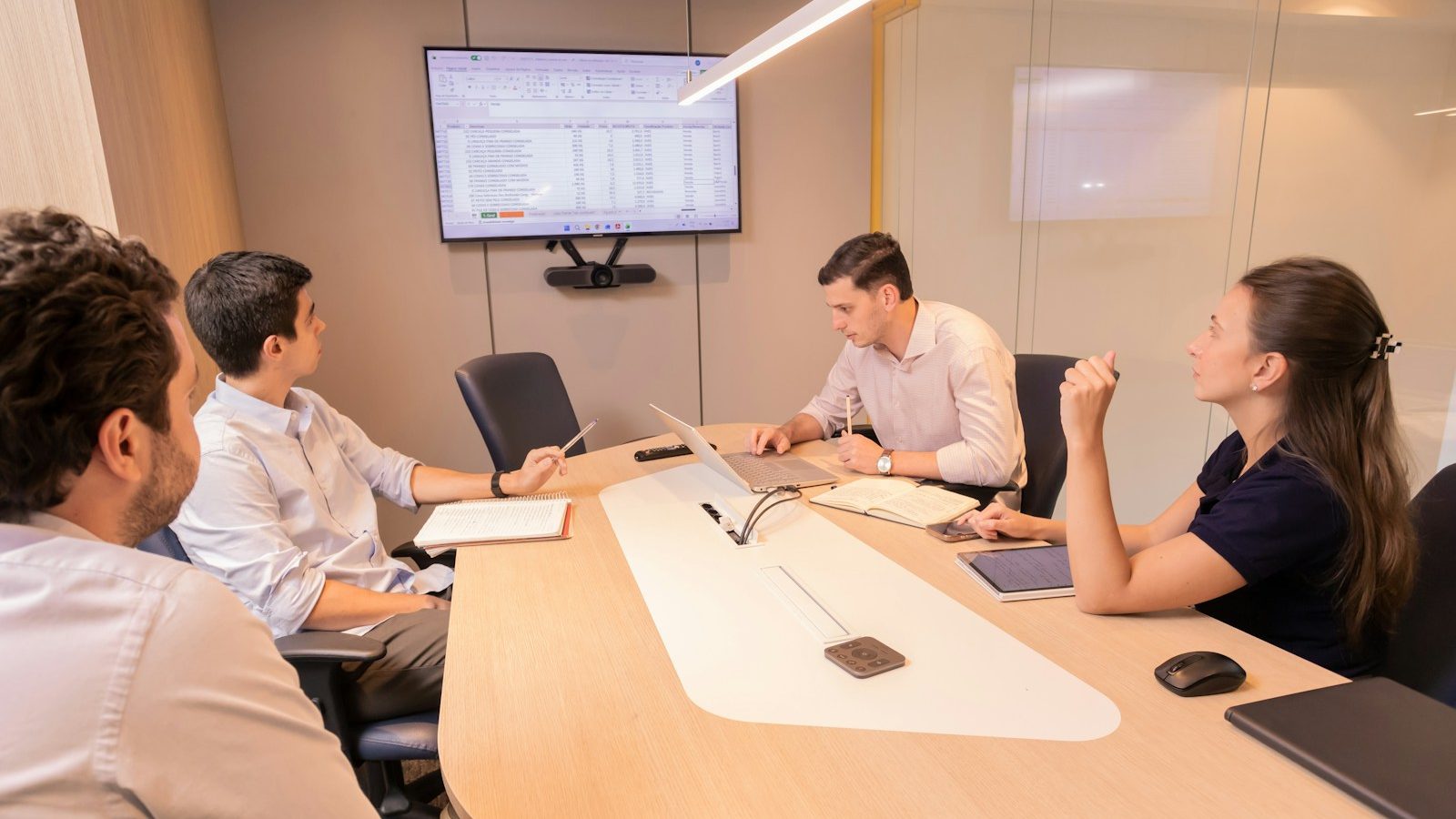 Reunião executiva em sala de conferência elegante
